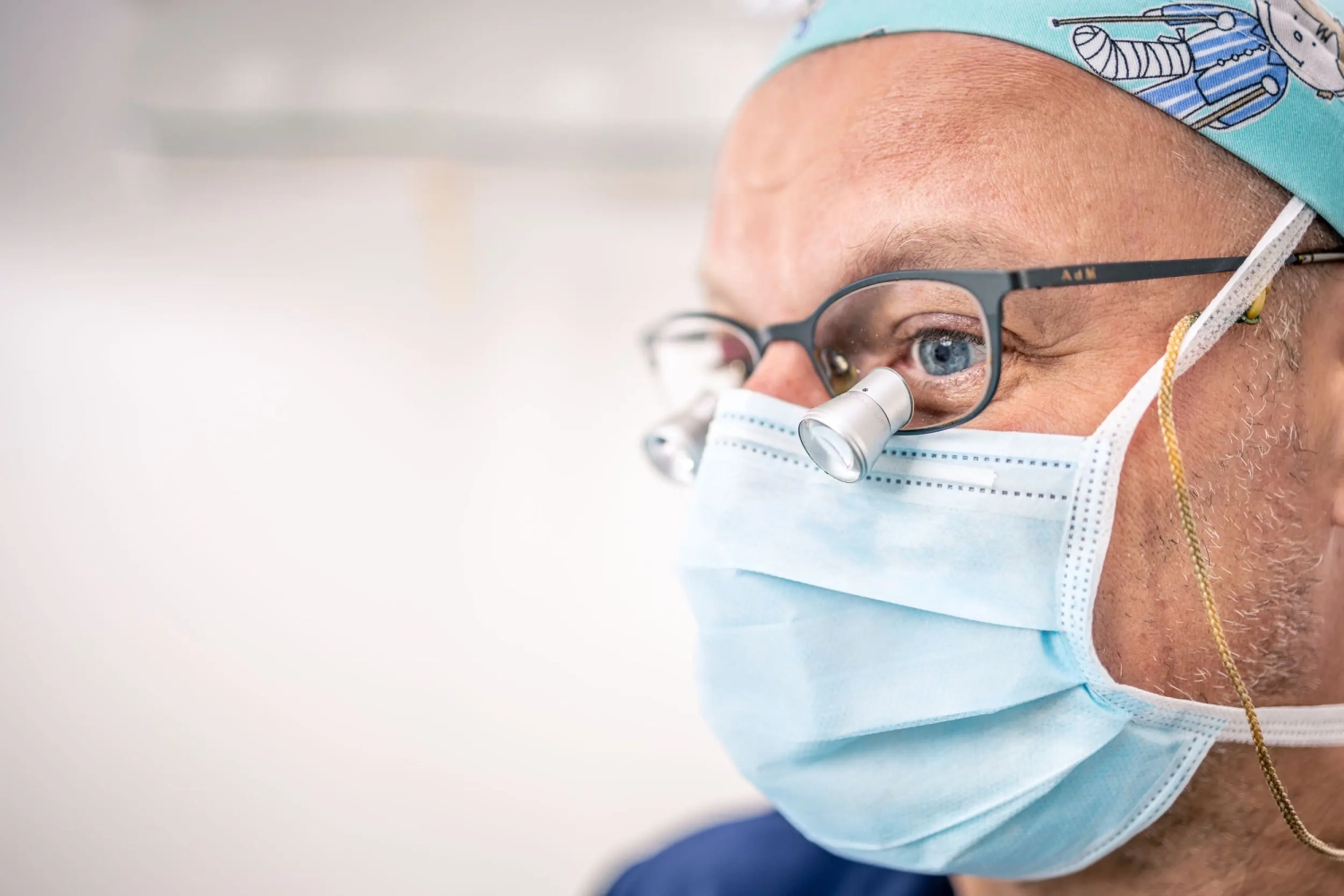 Oralchirurgie Dresden, Dr. Falk Nagel mit Lupe